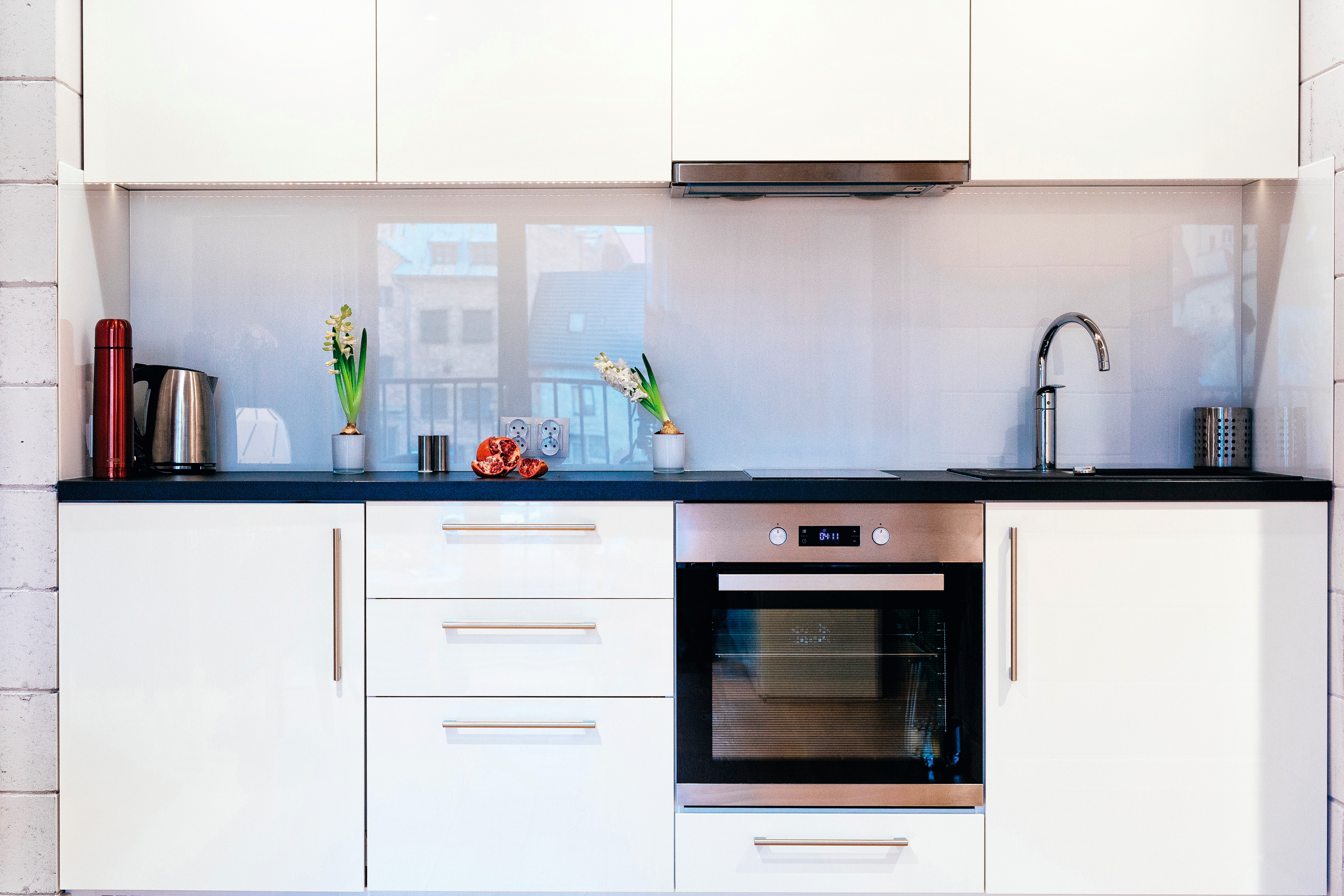 A cozinha exibe os décors W1000 PG Branco premium e U999 ST89 Preto.
