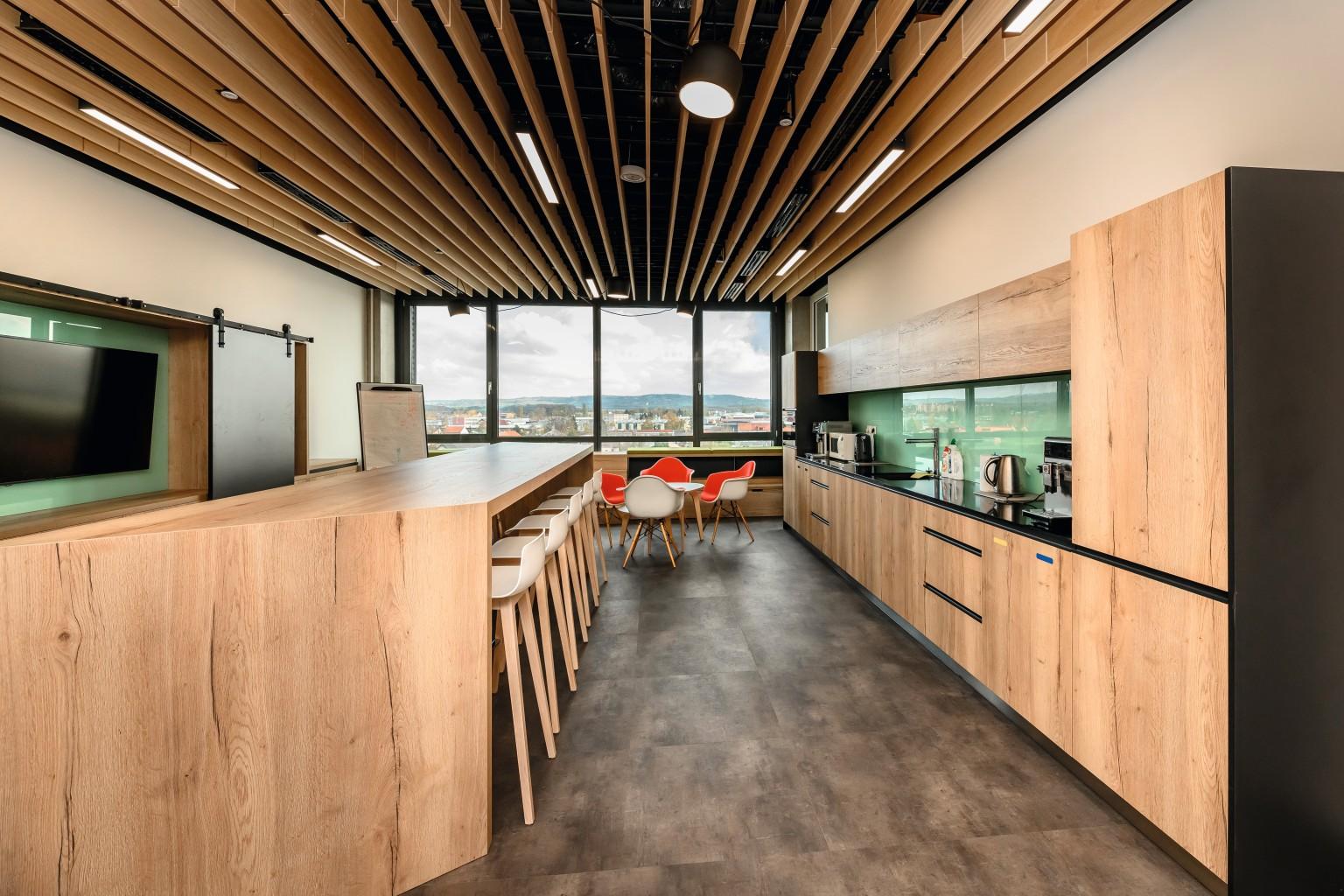 新装饰的餐饮厨房组合区用于给大家休闲放松，主要采用 H1180 ST37 自然哈利法克斯橡木花色。