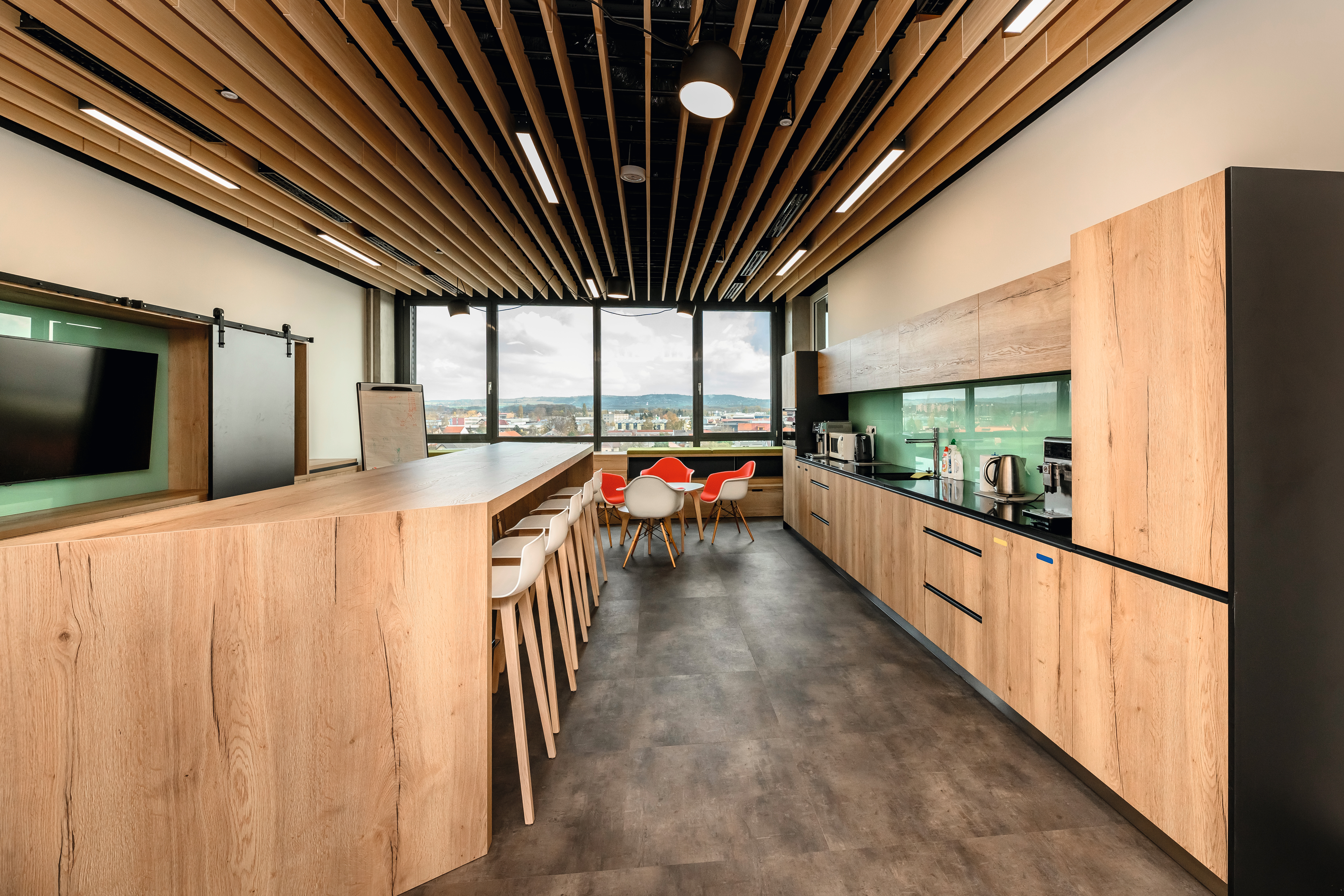 A newly furnished combined dining and kitchen area designed for relaxation, prominently feature the H1180 ST 37 decor. 
