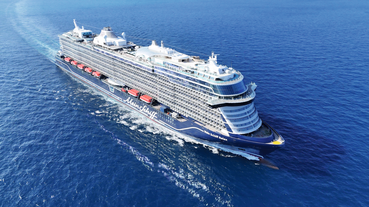 Laminates in wood and uni decors: cruise ship